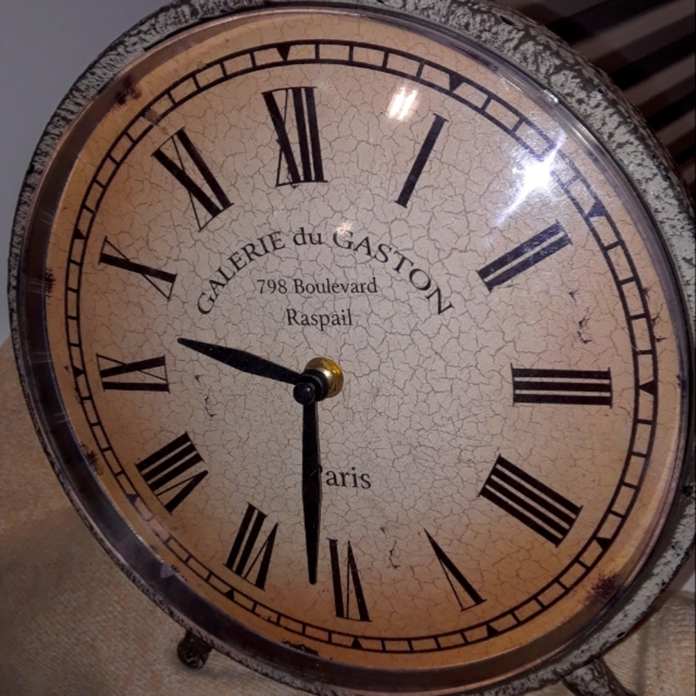 Desk or mantle clock. Pier one. New